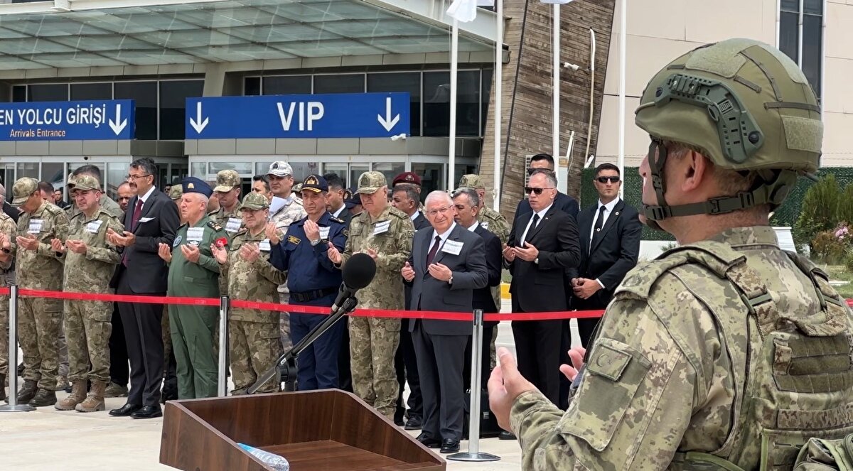 Şehitleri uğurlama törenine Milli Savunma Bakanı Yaşar Güler, TSK komuta kademesi, Hakkari Valisi Ali Çelik, Yüksekova Kaymakamı Mustafa Akın, Hakkari İl Jandarma Komutanı Tuğgeneral Necip Çarıkcıoğlu, Hakkari İl Emniyet Müdürü İdris Yılmaz, asker ve polis erkanı katıldı.