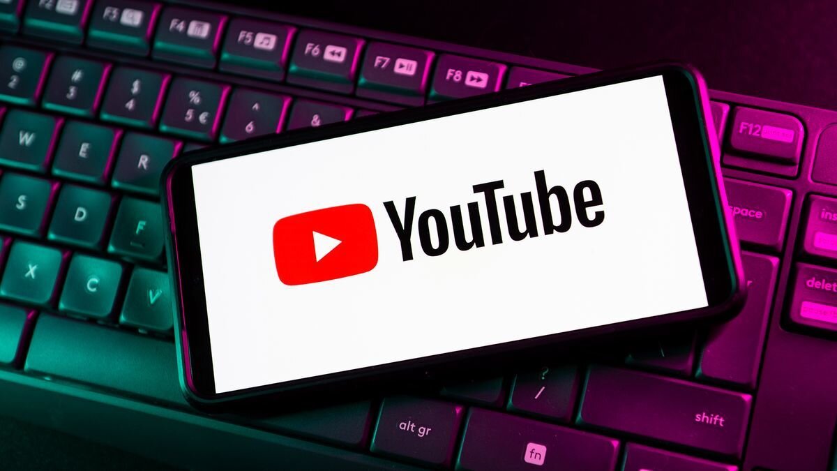 YouTube’un bu kararı, özellikle yapay zekâ destekli içerik üretimi yapan kanalları doğrudan etkileyebilir, içerik üreticileri platformun ilerleyen günlerde daha net bir rehber yayınlamasını bekliyor.