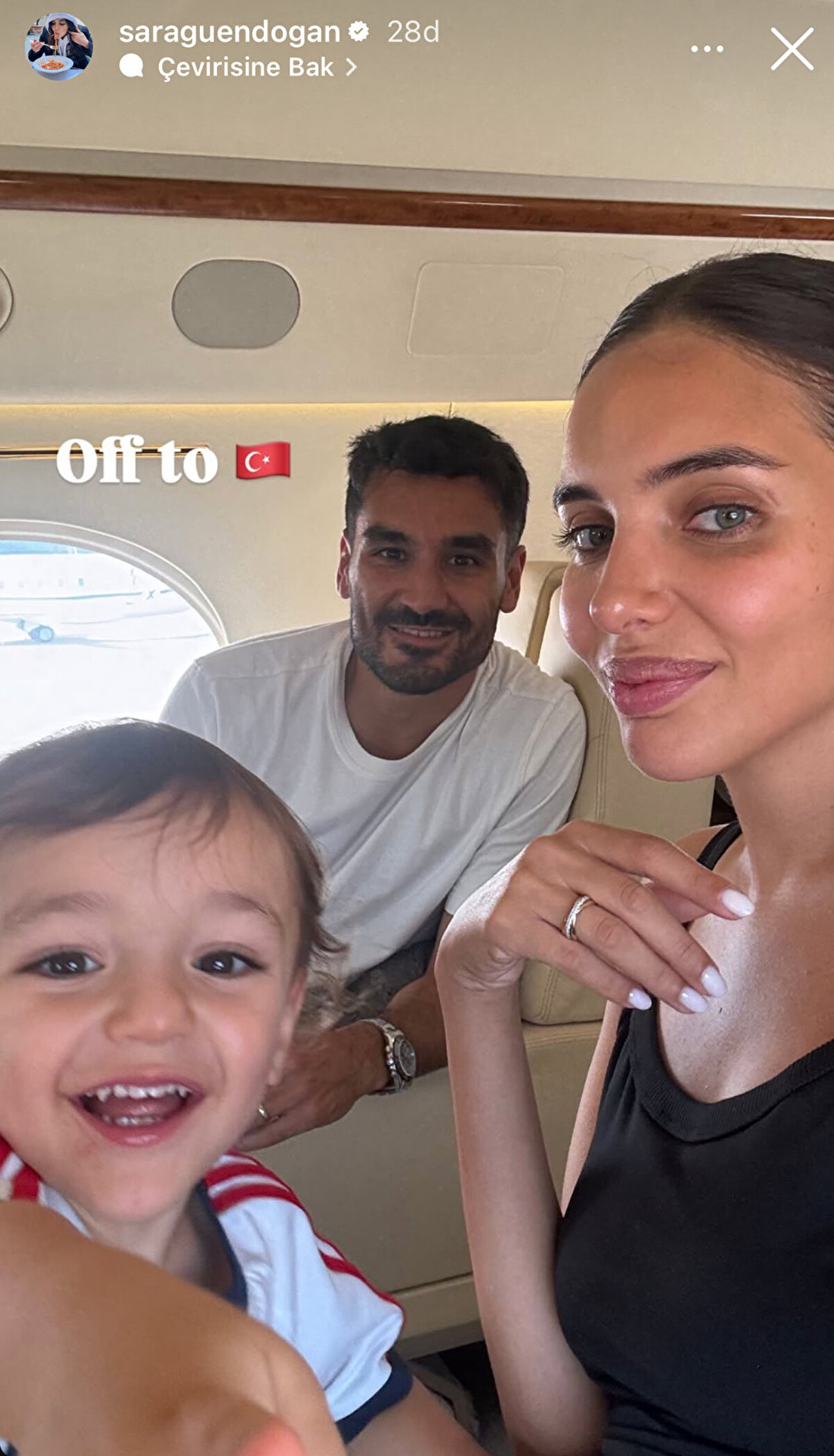 Sara Gündoğan, sosyal medya hesabından eşi İlkay Gündoğan ile çocuklarının uçakta yer aldığı bir fotoğrafı ve Türkiye'ye doğru yola çıktıklarını ifade eden bir paylaşım yaptı. <br>