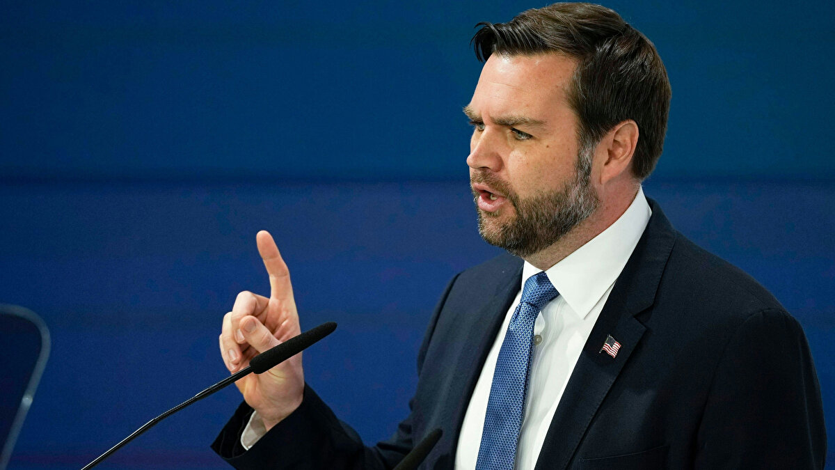 İran’ın nasıl ikili oynadığını ise sözde ateşkesten sonra ABD başkan yardımcısı Vence açıkladı: “Son 4-5 aydır bu görevdeyim ve İranlılarla ilgili öğrendiğim şeylerden biri şu; kamuoyuna söyledikleriyle özelde söyledikleri bazen çok farklı olabiliyor.”