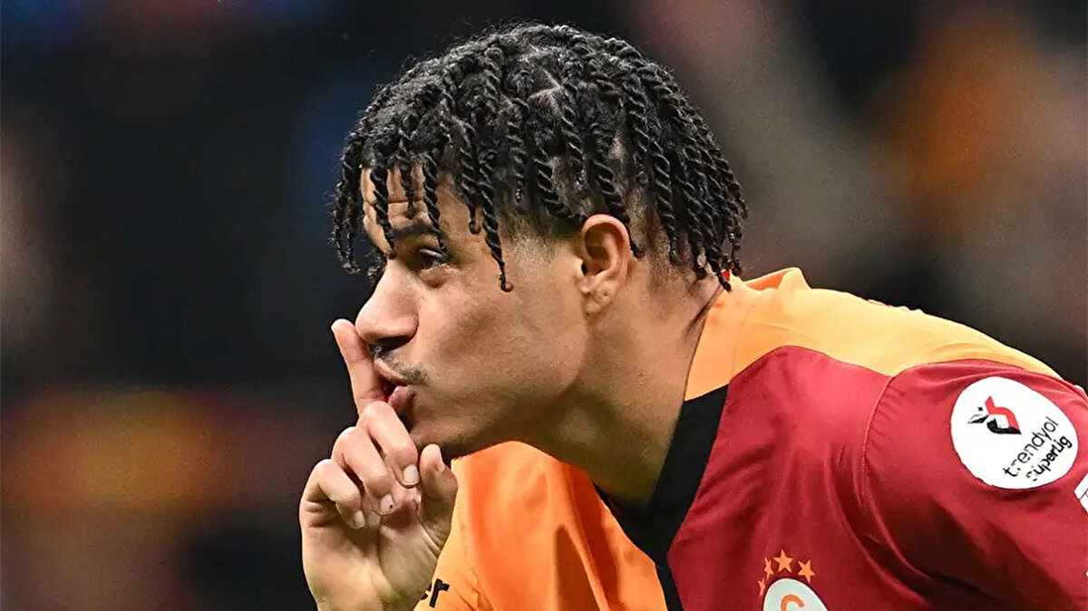 İlk başta Türkiye'ye gelmek istemediğini belirten başarılı futbolcu, "Galatasaray beni transfer etmek için en çok çaba gösteren takımdı. Premier Lig'den de bazı teklifler aldım ama bence hiçbiri Galatasaray'ın gösterdiği ilgiyi göstermedi. İlk başta Türkiye'ye gitmek istemiyordum. Bunu hep söylüyorum çünkü eşim hamileydi, doğum zamanı çok yakındı. Bu yüzden çok büyük bir değişiklik olacaktı ama Şampiyonlar Ligi veya Avrupa Ligi'nde oynama fırsatı daha ağır bastı. Premier Lig'de oynama fırsatım olmasaydı onun kadar iyi bir ligde oynamak isterdim. Büyük kulüplerin olduğu rekabetçi bir ligde farklı şeyler deneyimlemek isterdim. Sanırım bu yüzden Galatasaray'ı seçtim ve dürüst olmak gerekirse bu harika bir seçimdi" ifadelerini kullandı.<br>