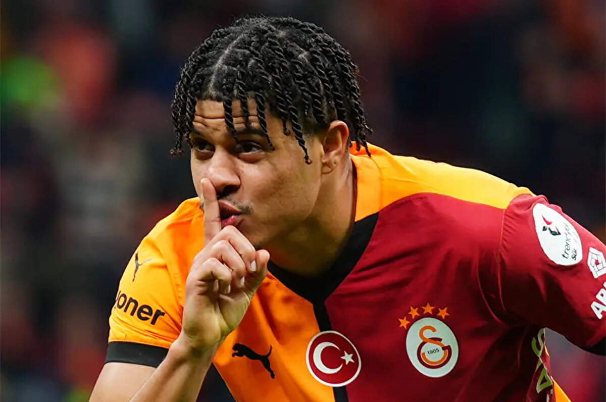 Brezilya Milli Takımı hedefinden de bahseden Gabriel Sara, "En önemlisi Brezilya Milli Takımı. O kadar ki Galatasaray'a transferim Brezilya Milli Takımı'nı düşünerek oldu. Sanırım sahada attığım her adımda sarı Brezilya formasını hayal ediyorum" şeklinde konuştu.<br>