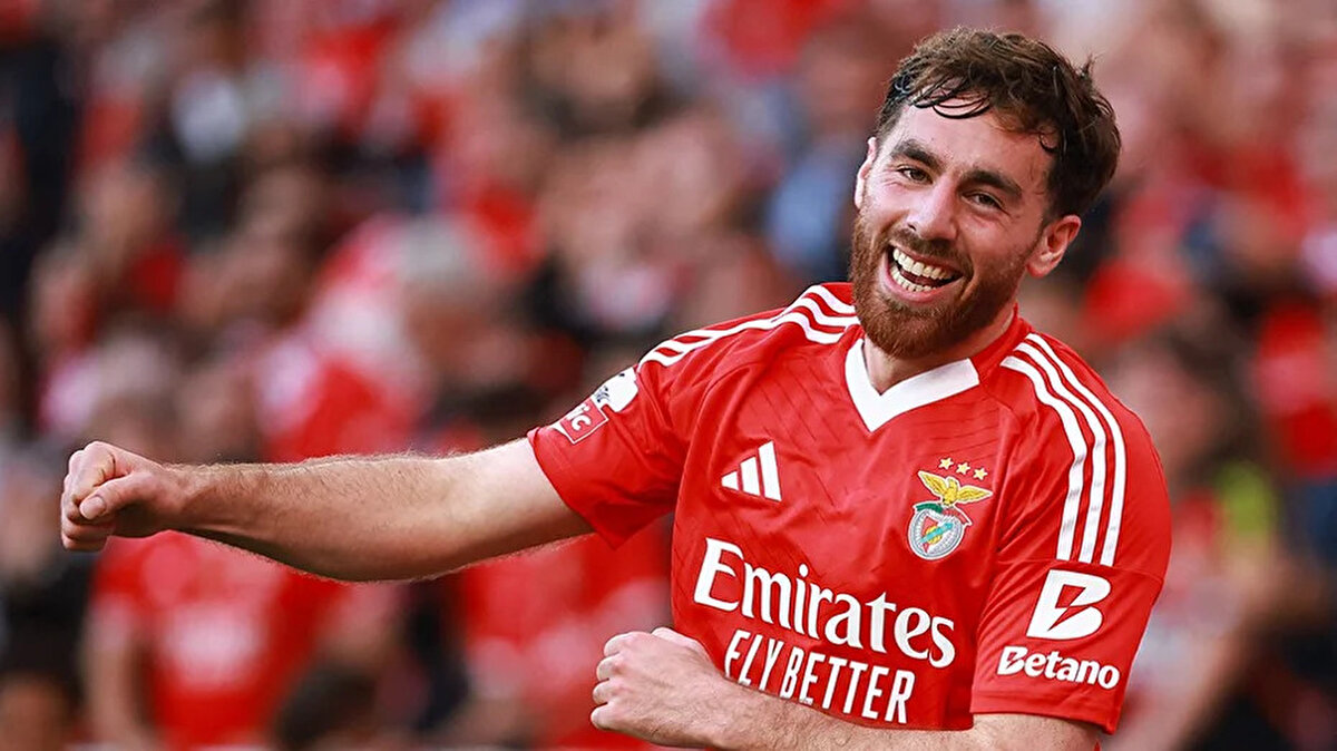 Geçmişte de belirttiği gibi Orkun Kökçü'nün yaz transfer döneminde yolunun Türkiye'ye düşmesi durumunda Beşiktaş forması giymek istediği aktarıldı.<br>