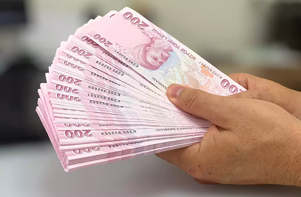 Kök maaş; sigortalının çalışma süresi, prim günü ve prime esas kazançlarına göre belirlenen, zamlar uygulanmadan önceki ham maaşı temsil ediyor. Bazı emekliler, kök maaşları düşük olduğu için yapılan zamlardan sınırlı oranda faydalanabiliyor. Ancak bu düzenleme sayesinde maaşı artmayan emekliler için de devlet katkısıyla maaşlar 16.881 TL’ye tamamlanacak.