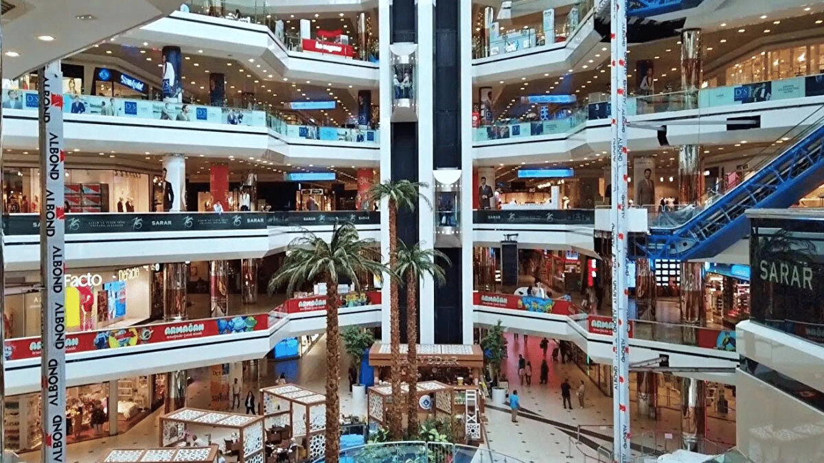 15 Temmuz 2025 Salı günü çalışmayan kurumlar<br><br>Kamu kurum ve kuruluşları<br><br>Belediyeler ve bağlı birimler<br><br>Bankalar<br><br>Noterler (nöbet harici)<br><br>Sağlık ocakları ve poliklinikler<br><br>Aile hekimlikleri<br><br>Okullar ve üniversiteler<br><br>Kargo ve lojistik firmalarının çoğu<br><br>Döviz büroları ve kuyumcular