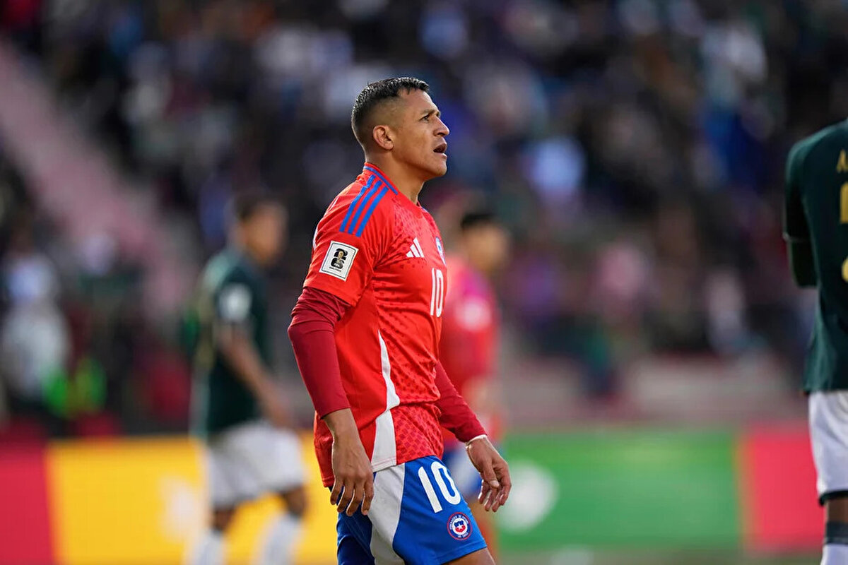 2010 Dünya Kupası'nda yıldızı parlayan Alexis Sanchez, Fenerbahçe'de dönemin başkanı Aziz Yıldırım'ın da dikkatini çekmiş ancak Udinese'nin yüksek bonservis talebi nedeniyle transfer gerçekleşmemişti. Şilili yıldız bundan 1 yıl sonra 26 milyon euro bedelle Barcelona'ya imza atmıştı.<br>