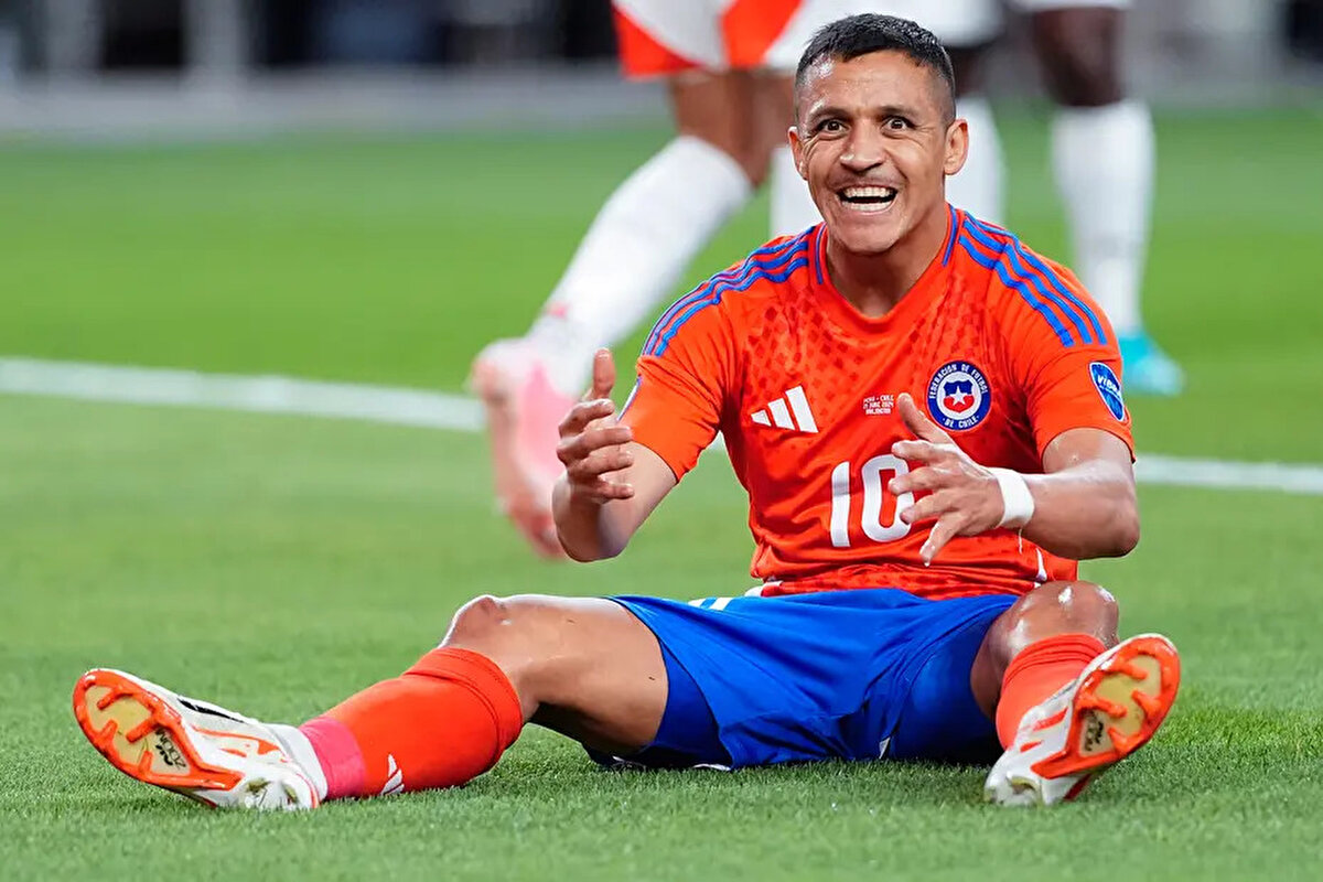 Buna göre Alexis Sanchez'in +1 yıllık opsiyon şartı, oynanan toplam dakikaların en az yüzde 70'inde sahada olması veya en az 15 gollük katkı vermesi şeklinde duyuruldu.<br>