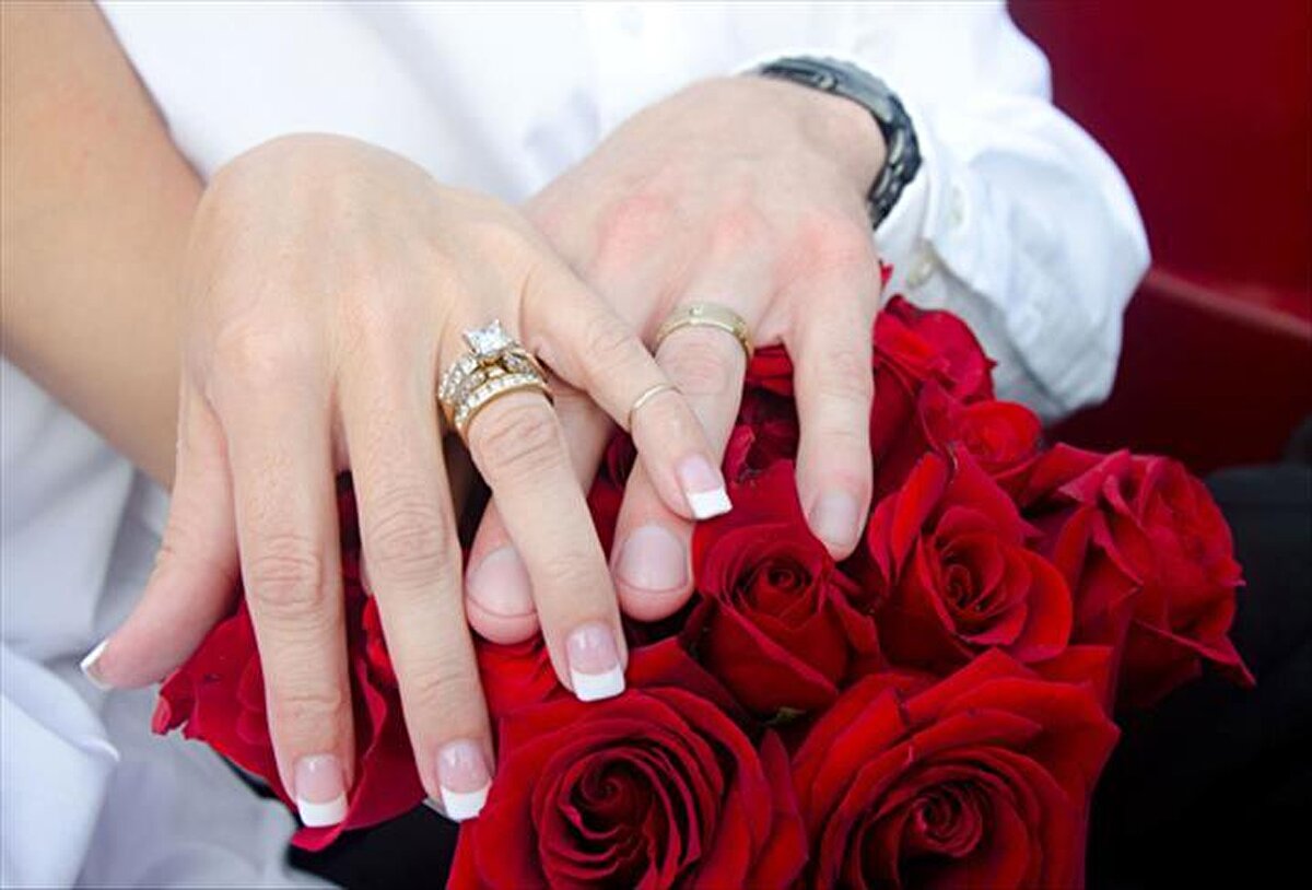 Nikah ücretleri asgari düzeyde tutulacak<br><br>Genelgeye göre, Türkiye genelinde her belediyede farklılık gösteren nikah ücretlerinin en düşük seviyeye çekilmesi istendi. Şu anda 800 TL ile 10 bin TL arasında değişen nikah ücretlerinin, evlenecek çiftler üzerindeki ekonomik yükü hafifletmek için asgari düzeyde belirlenmesi hedefleniyor. Bakanlık, özellikle maddi durumu yetersiz olan çiftlere kolaylık sağlanmasının önemine vurgu yaptı.