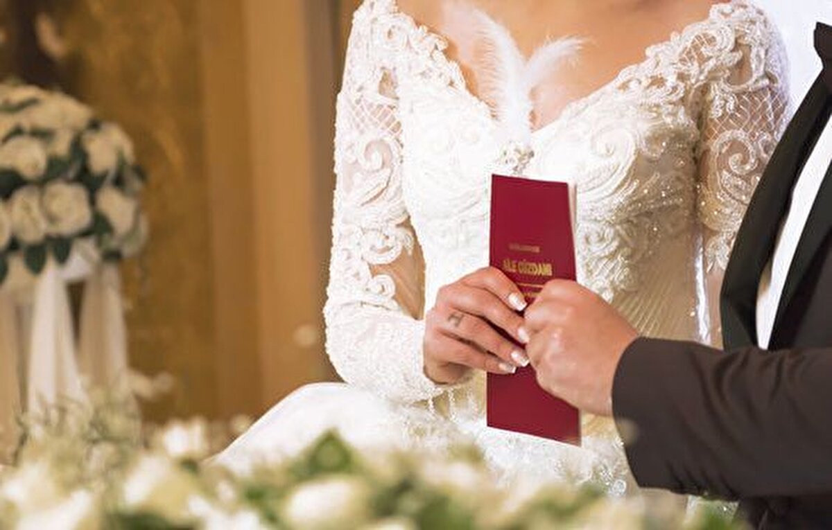 Köy ve mahalle düğünlerine kolaylık<br><br>Kırsal bölgelerde yapılacak düğünlerde de yeni düzenlemeler gündemde. Genelgede, köy ve mahalle meydanlarında gerçekleştirilecek düğünlerde izin süreçlerinin kolaylaştırılması talep edildi.