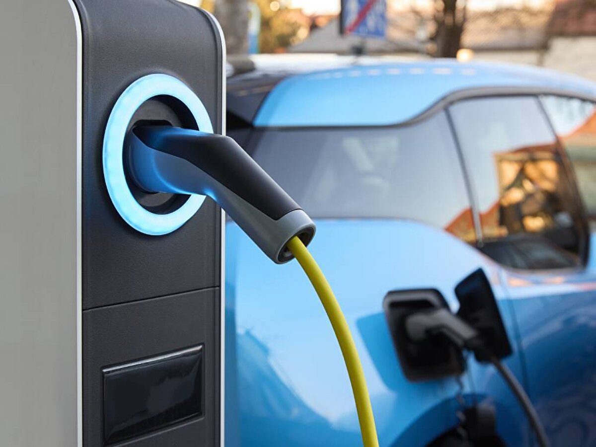 Tam elektrikli, uzatılmış menzil elektrikli ve hibrit modeller bir arada ele alındığında, yılın ilk yarısında elektrikli motorlu araçların pazar payı yüzde 44,6’ya ulaştı. Bu da Türkiye’de elektrikli dönüşümün ne denli hızlandığını açıkça ortaya koydu.