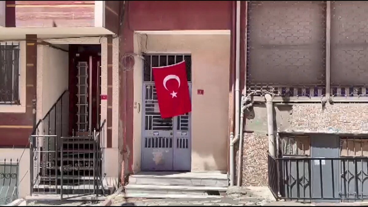 Helallik alındı<br><br>Pençe-Kilit Harekatı bölgesinde yürütülen arama ve tarama görevi sırasında mağarada metan gazından etkilenerek şehit olan Piyade Sözleşmeli Er Ahmet Gültekin (23) için Sultangazi'de yaşadığı evin önünde helallik alındı.