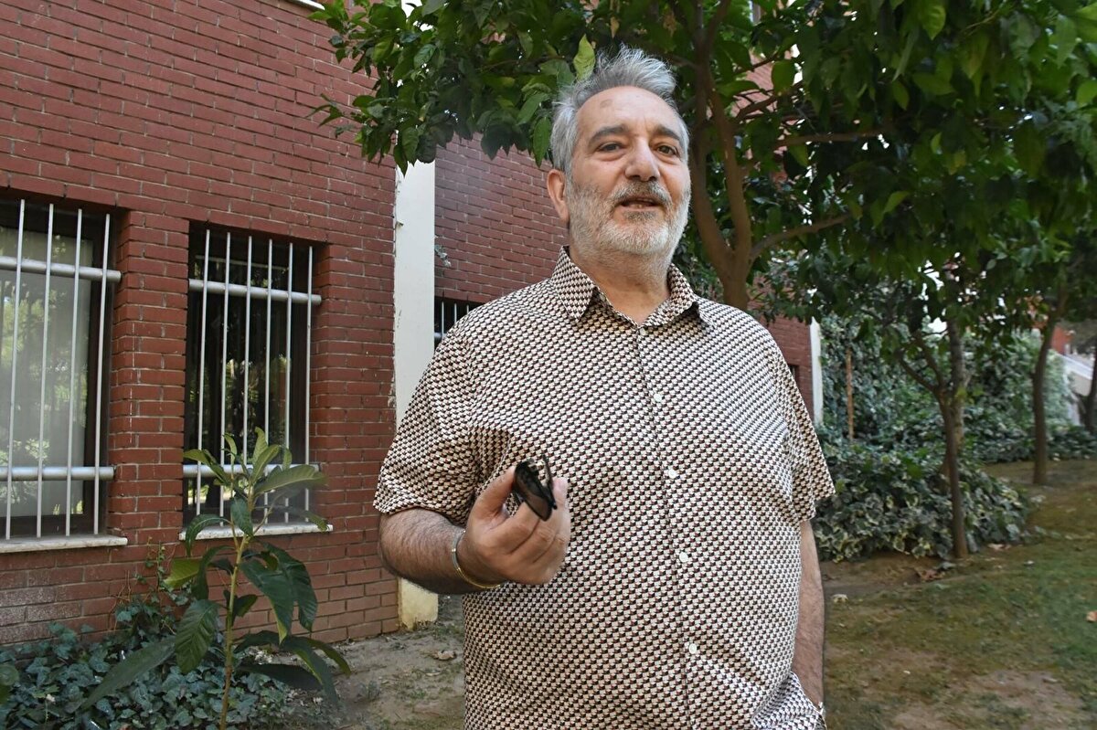 Ev ya da eşyaların gerçek piyasa değeri üzerinden teminat alınıp alınmadığına dikkat edilmesi gerektiğinin de altını çizen Prof. Dr. Küçüközmen, "Eksik sigorta, tazminat sürecinde mağduriyet yaratır. Aşırı sigorta da anlamsız prim ödemelerine neden olur. Yangınla birlikte gelen duman, su baskını, enkaz kaldırma, kira kaybı, alternatif konut gideri gibi ek teminatların poliçeye eklenmesi önemli. Özellikle ormanlık alana yakın konutlarda bu tür ek teminatlar vazgeçilmez olmalı. Zorunlu Deprem Sigortası (DASK) yalnızca deprem kaynaklı hasarları kapsar, yangını kapsamaz. Yangın sigortası ayrı bir teminattır. Seçilen sigorta şirketinin geçmiş ödeme performansı, müşteri hizmetleri kalitesi ve uzman desteği de göz önünde bulundurulmalıdır. Tazminat sürecinde gecikmeler yaşamamak için belgelerin tam ve zamanında sunulması gerekir" ifadesine yer verdi.