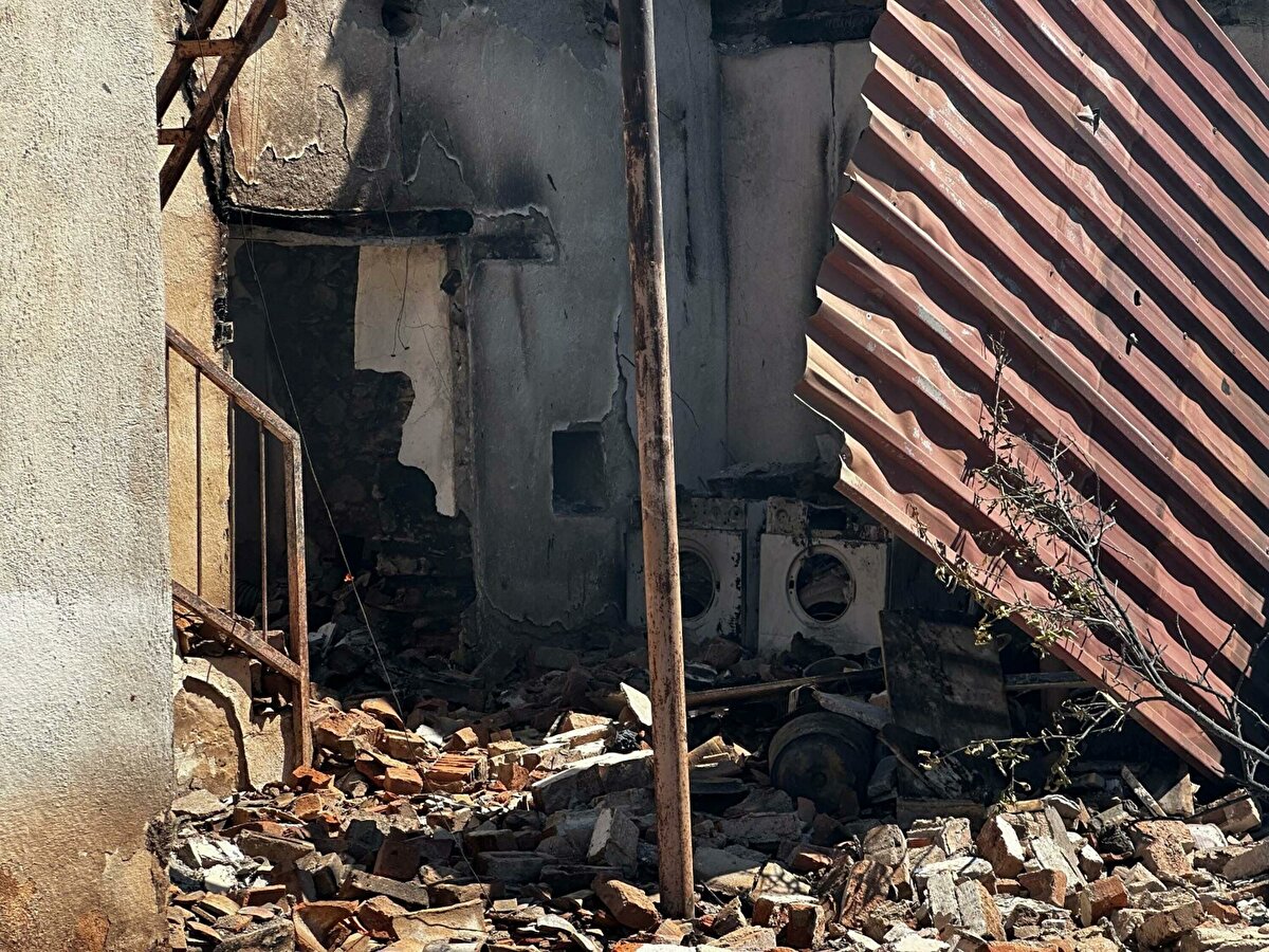 Risklerin her zaman için var olan ancak gerçekleşmeye başladığı zaman görünür şeyler olduğunu dile getiren Prof. Dr. Küçüközmen, “Bu nedenle sigorta kapsamının ihtimaller hesabı çerçevesinde anlatılması gerekiyor. Bulunduğunuz ortam, bulunduğunuz yer, daha önce yangın çıkmış mı? Çıkma olasılığı nedir? Çıktığı zaman nasıl tedbirleriniz var? Aklınıza gelebilecek her şeyin dikkatle değerlendirildiği bir risk haritası mutlaka yapılmalıdır. Sigorta şirketi de kendisini güvence altına almak durumunda. Dolayısıyla sigorta şirketinin kişiyi doğru ve kapsamlı olarak bilgilendirmesi çok büyük önem arz ediyor. Sitelerde bireysel değil, toplu olarak sigorta yaptırmak önemli. Bu yangınlardan sonra da ormanlık bölgelerindeki yerleşim yerlerinde yangın sigortası yaptırmak isteyenlerde artış söz konusu olacaktır. Bu oranı net olarak yaz geçtikten sonra görebileceğiz. Ancak şu anki taleplere göre yüzde 15 oranında yangın sigortalarında artışın olacağı öngörülüyor" dedi.