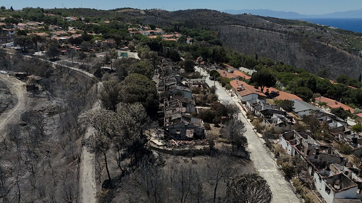 İzmir Ekonomi Üniversitesi İşletme Fakültesi Uluslararası Ticaret ve Finansman Bölümü Öğretim Üyesi Prof. Dr. Coşkun Küçüközmen, İzmir'de son günlerde üst üste yaşanan yangınlarının ardından ormanlık bölgelerdeki yerleşim yerlerinde yangın sigortası yaptırmak isteyenlerde artış olduğunu belirtti. Prof. Dr. Küçüközmen, "Bu oranı net olarak yaz geçtikten sonra görebileceğiz. Ancak şu anki taleplere göre yüzde 15 oranında yangın sigortalarında artışın olacağı öngörülüyor" dedi.