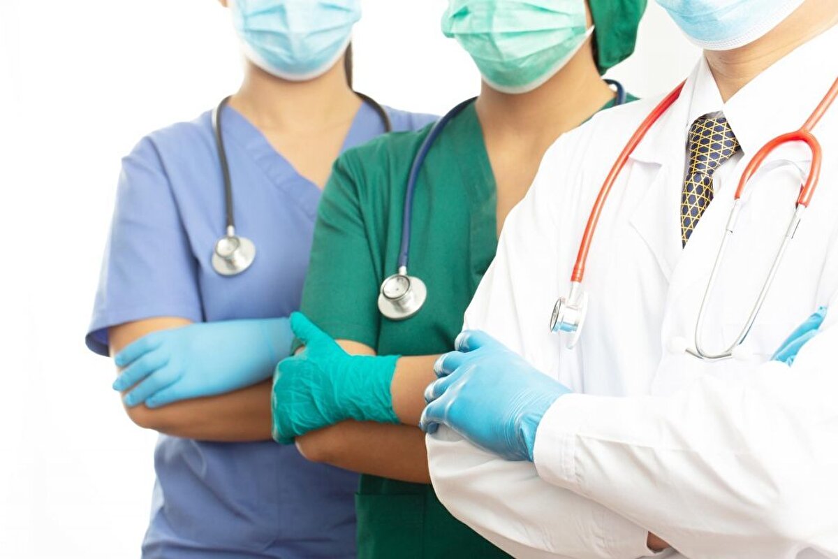 Sağlık personeli alımı nasıl yapılacak?<br><br>Personel alımları KPSS puanı esas alınarak merkezi yerleştirme yöntemiyle yapılacak. Adayların tercihlerini ÖSYM’nin yayımlayacağı kılavuz doğrultusunda yapması gerekecek. Sözleşmeli personel alımı için süreç ÖSYM üzerinden, işçi alımı içinse İŞKUR üzerinden ilerleyecek.