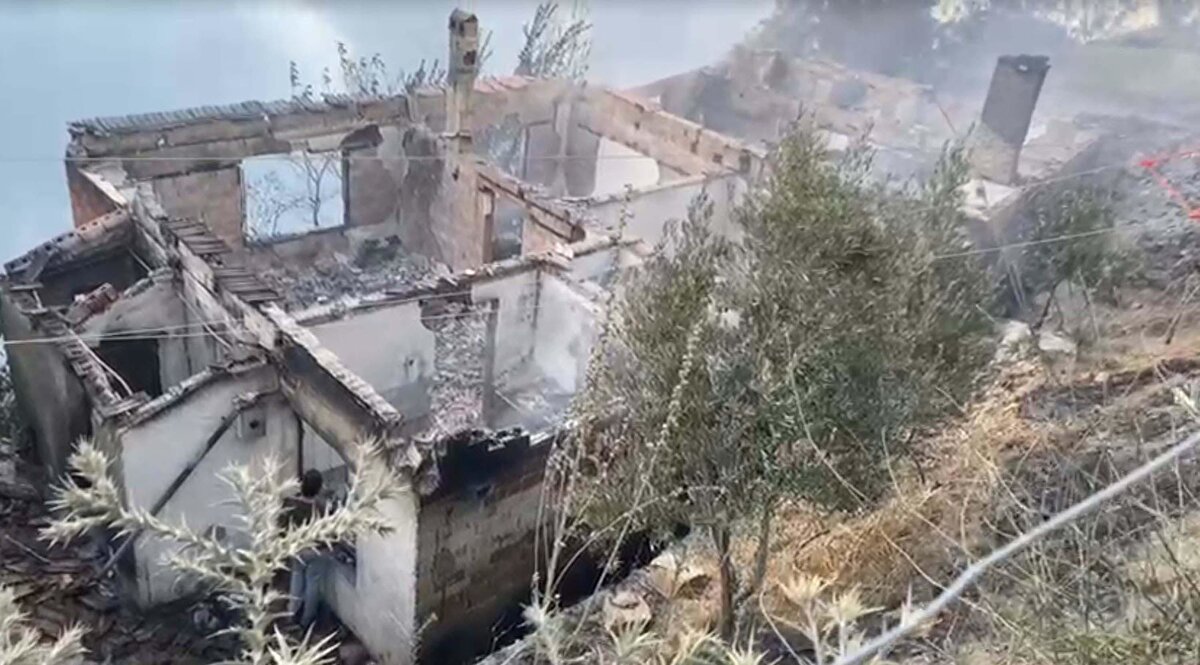 İzmir'de son günlerde üst üste yaşanan orman yangınları hem yerleşim yerlerinde hem de işletmelerde zarara yol açtı. İzmir Ekonomi Üniversitesi İşletme Fakültesi Uluslararası Ticaret ve Finansman Bölümü Öğretim Üyesi Prof. Dr. Coşkun Küçüközmen, bu durumun yangın sigortasına talebi arttırdığını söyledi. Kişilerin sigorta yaptırırken poliçe kapsamı hakkında doğru bilgilendirilmesi gerektiğini belirten Prof. Dr. Küçüközmen, "Orman yangınları her yaz gündeme gelen bir olay ama bu riskin insanlar tarafından algılanması, nasıl sigorta edilebileceği gibi konularda bilgilendirme yapılmıyor. Yangınların artmasıyla herkes tedirgin olmaya başladı. Evi ya da iş yeri ormana yakın olanlar ciddi anlamda hem etkilenen kesim hem de ne yapacağız diye düşünmeye başlayan kesim. Dolayısıyla bu konuda sigorta edinmek isteyen, şirketler, kurumlar ve sigortacılar arasında gerçekçi bir diyalog başlamalı" dedi.