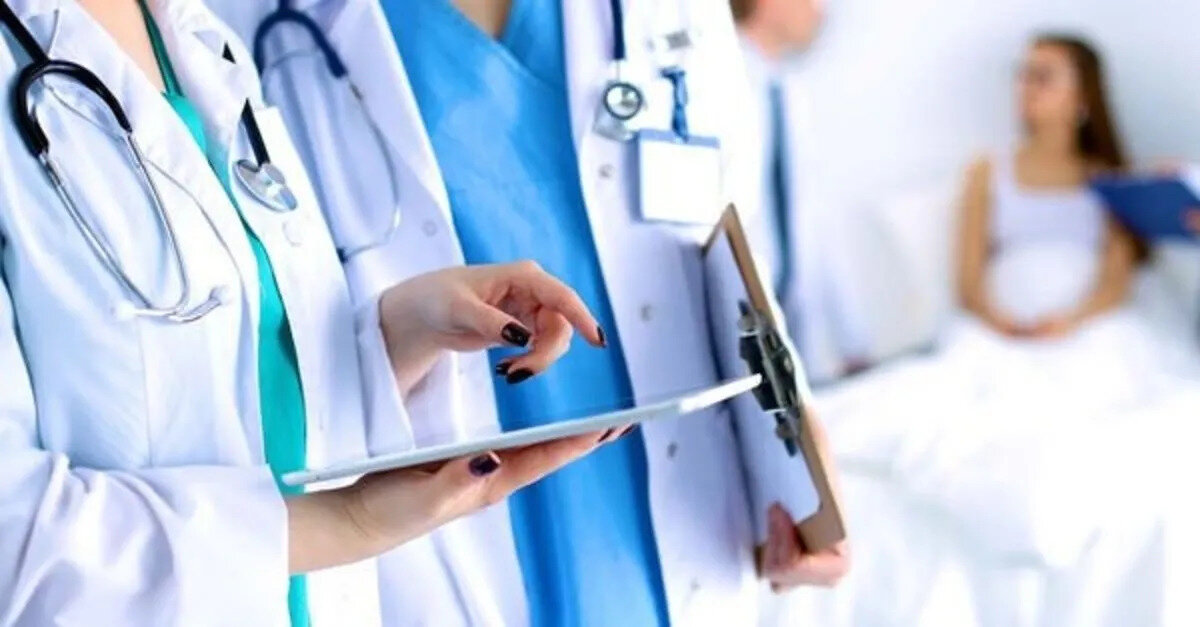 Sağlık Bakanlığı, kamuya 37 bin sağlık personeli alımı kapsamında ikinci etap için hazırlıklara başladı. Mayıs ayında gerçekleşen ilk etapta 19 bin sağlık çalışanı atanmış, bu atamalar KPSS-20254 tercih kılavuzu üzerinden yapılmıştı. Geriye kalan 18 bin personelin istihdam edileceği ikinci etap alımlar için adaylar gözünü Sağlık Bakanlığı ve ÖSYM’den gelecek duyurulara çevirdi. Sağlık Bakanı Kemal Memişoğlu’nun açıklamaları doğrultusunda, ikinci etap personel alımı için tercih sürecinin Ağustos sonu veya Eylül başı gibi başlaması bekleniyor. Peki, Sağlık Bakanlığı 2. etap sağlık personeli alımı ne zaman yapılacak, branş dağılımı belli oldu mu? İşte, merak edilen tüm detaylar...