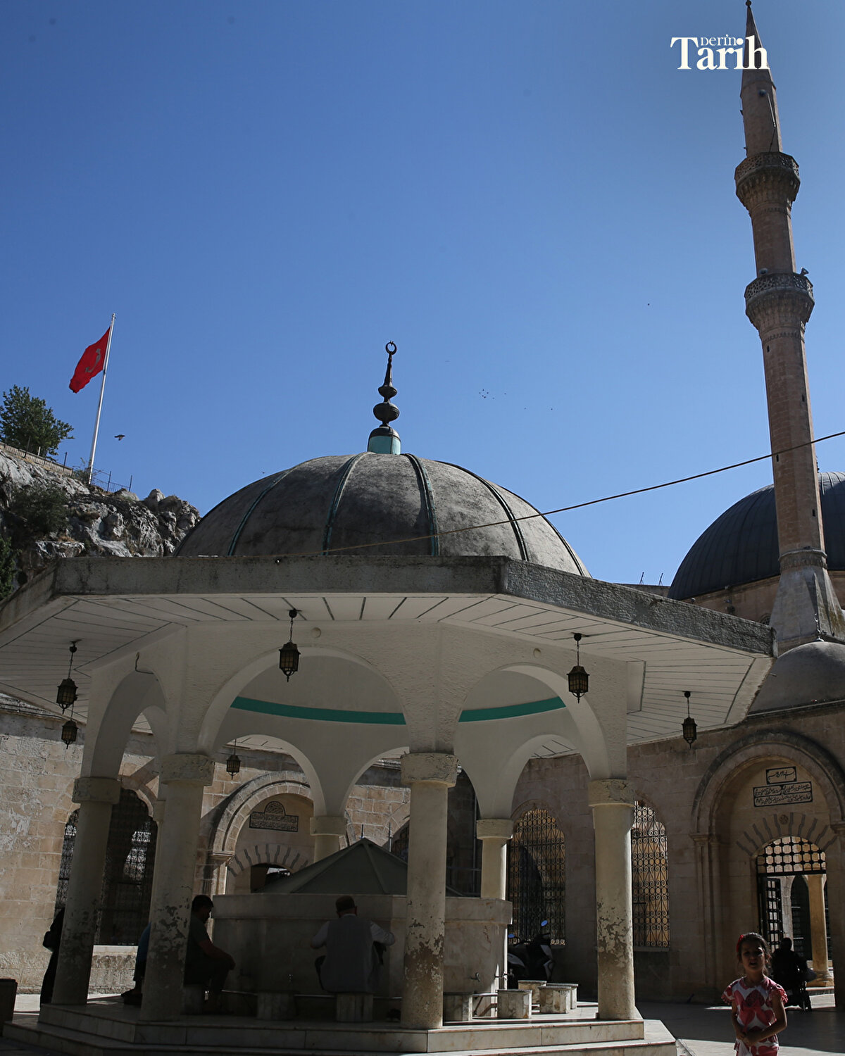 "Peygamberler Şehri" olarak nitelendirilen, Hazreti İbrahim'in doğup büyüdüğü ve ateşe atıldığı yer olarak rivayet edilen tarihi makam ve çevresinde, altyapı, drenaj ve su tahliye kanalları yenileniyor.<br><br>Yerleşkede yer alan Balıklıgöl, Dergah Camisi, Rızvaniye Camisi, Amfi Tiyatro alanı ile Urfa Kalesi arasındaki güzergahlarda yıpranan, bozulan yollar ve taşlar tarihi yapıya uygun olarak elden geçiriliyor.