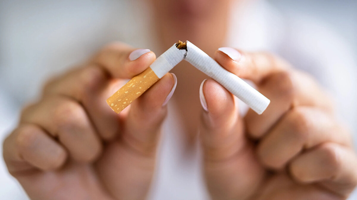 Sigara içenlere uyarı: Bırakmak için şimdi tam zamanı<br><br>Zamlarla birlikte sigaraya ulaşmak maddi anlamda zorlaşırken, sağlık açısından da riskler her geçen gün artıyor. Uzmanlar, sigarayı bırakmak isteyen bireyler için Sağlık Bakanlığı’nın ücretsiz danışmanlık hizmetlerinden yararlanılabileceğini hatırlatıyor. Unutmayın, sigarayı bırakmak hayat kalitenizi artırmakla kalmaz, aynı zamanda geleceğinize yatırım yapmanızı sağlar.