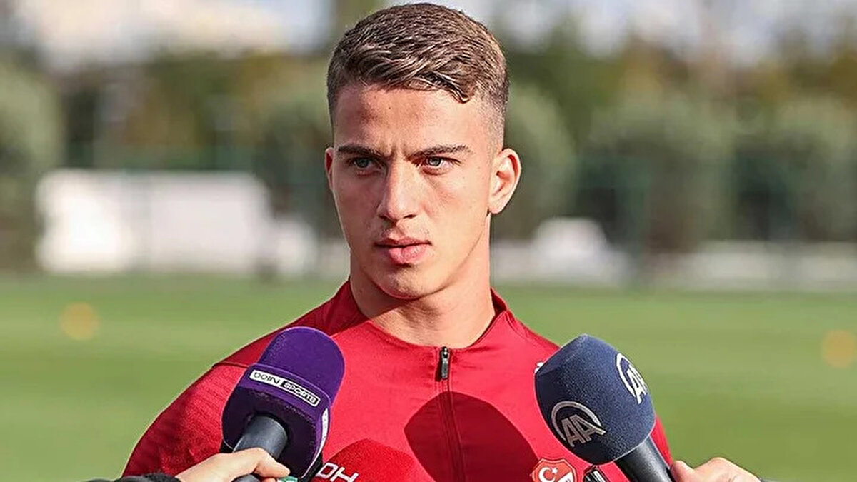 Cenk Tosun’un yerine yerli bir forvet takviyesi yapmak isteyen Fenerbahçe Rennes’te forma giyen 22 yaşındaki milli golcü Bertuğ Yıldırım’ı listesine ekledi.