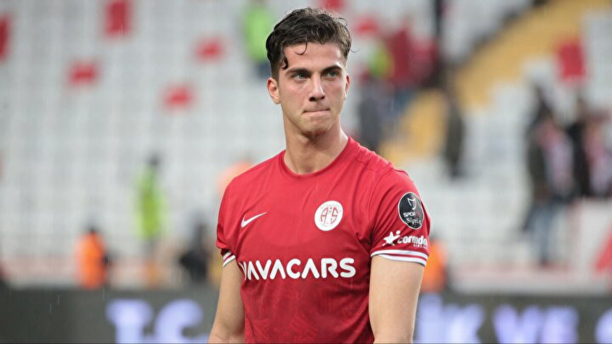 Aynı yıl 5 milyon euro bonservisle Rennes’e transfer olan genç golcü, Ligue 1’de 28 maçta 1 gol, 2 asistlik mütevazı bir katkı sağladı.<br>