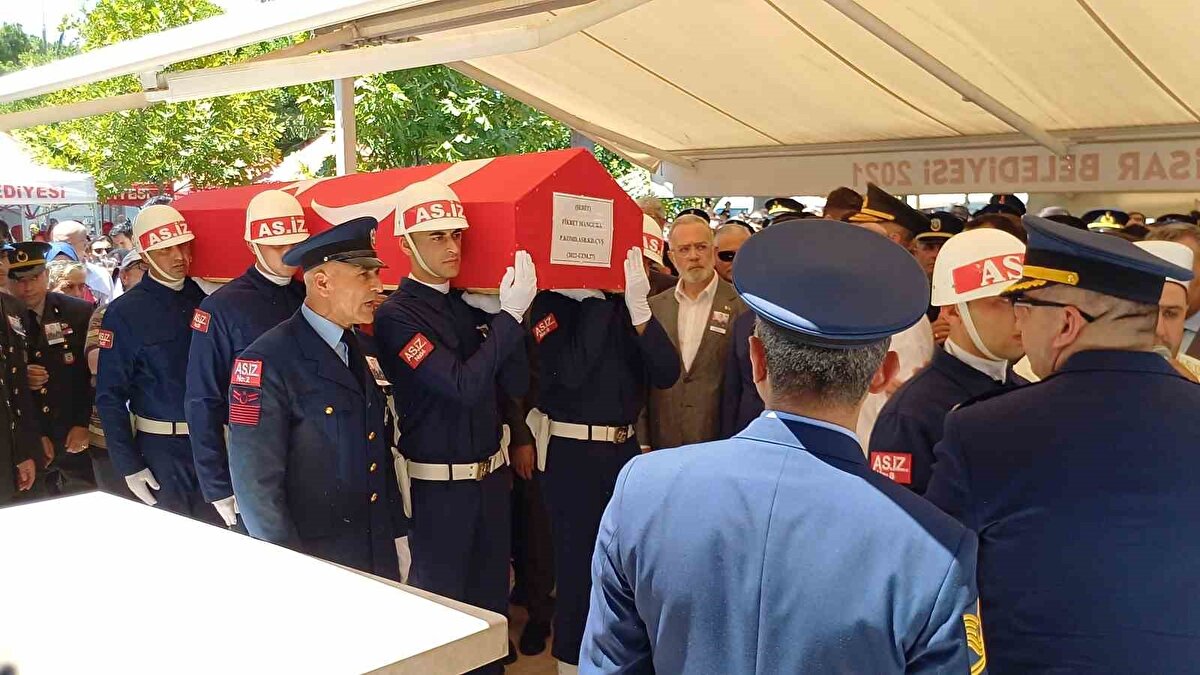 Şehit Fikret Mangura (37) için Akhisar Yeni Camii’nde öğle namazının ardından cenaze namazı kılındı. Cenaze törenine, Tarım ve Orman Bakan Yardımcısı Abdulkadir Polat, Manisa Valisi Vahdettin Özkan, Ege Ordu Komutan Yardımcısı Tümgeneral Emre Tayanç, AK Parti Grup Başkanvekili ve Manisa Milletvekili Bahadır Yenişehirlioğlu, İYİ Parti Manisa Milletvekili Şenol Sunat, Manisa Büyükşehir Belediye Başkanı Besim Dutlulu, askeri erkan ve sivil toplum kuruluşu temsilcileri, ailesi, yakınları ve çok sayıda vatandaş katıldı.