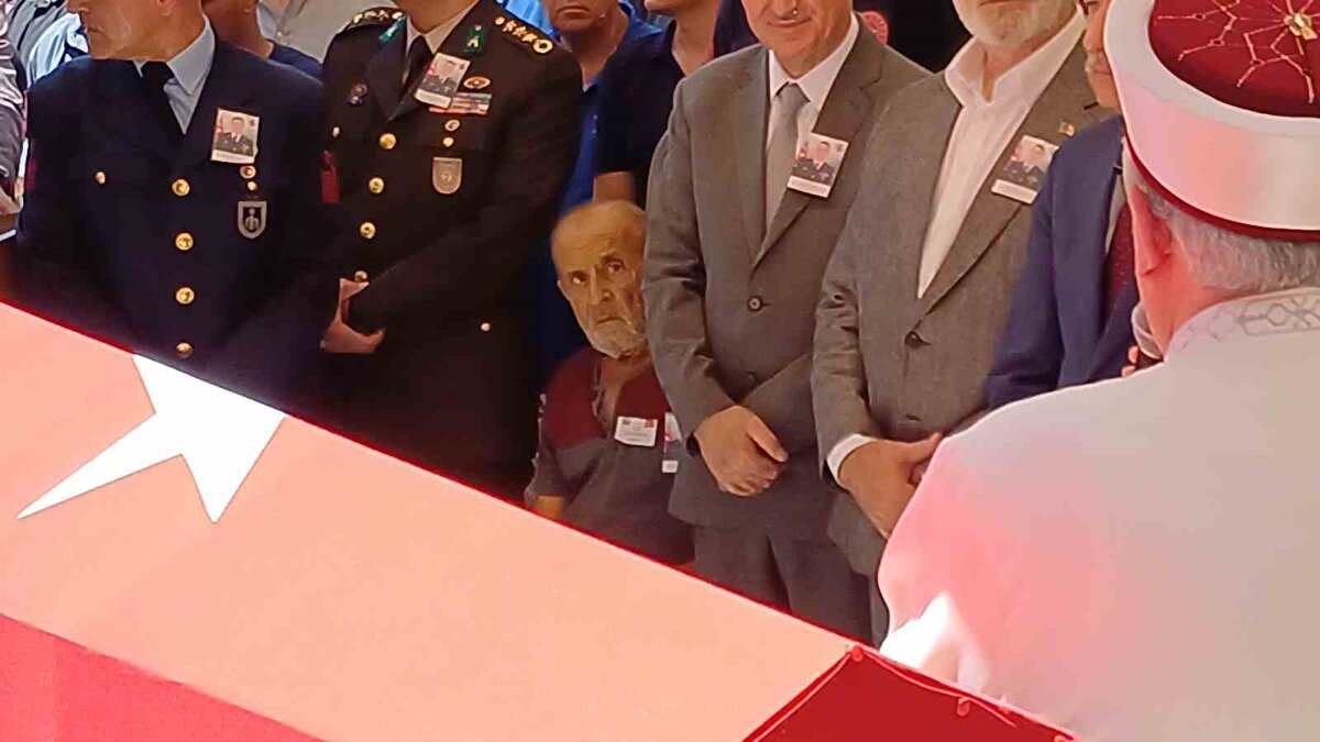 Törende şehidin annesi Misliye Ozan ile eşi Melahat Mangura büyük üzüntü yaşarken, pankreas kanseri tedavisi gören emekli polis babası Vasfi Mangura da cenazeye sedye ile katıldı.