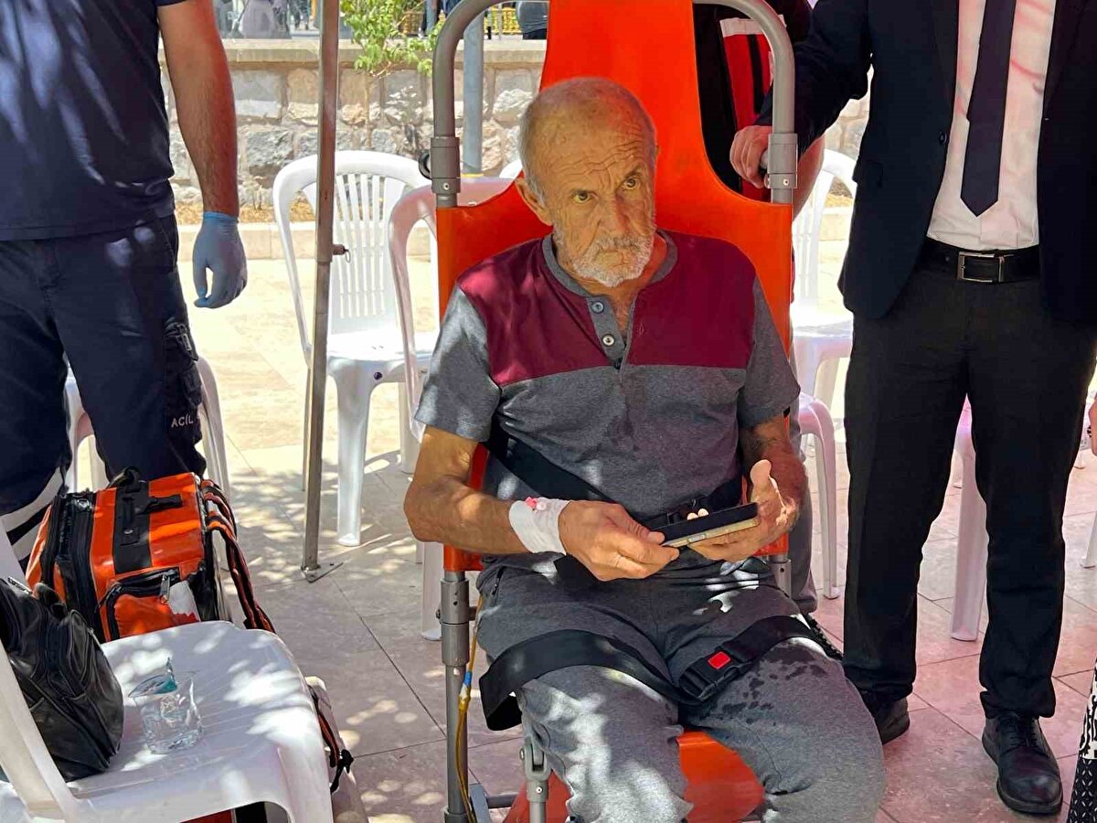 Cenaze namazı öncesi minik Deniz’e babasının askeri beresi takıldı.