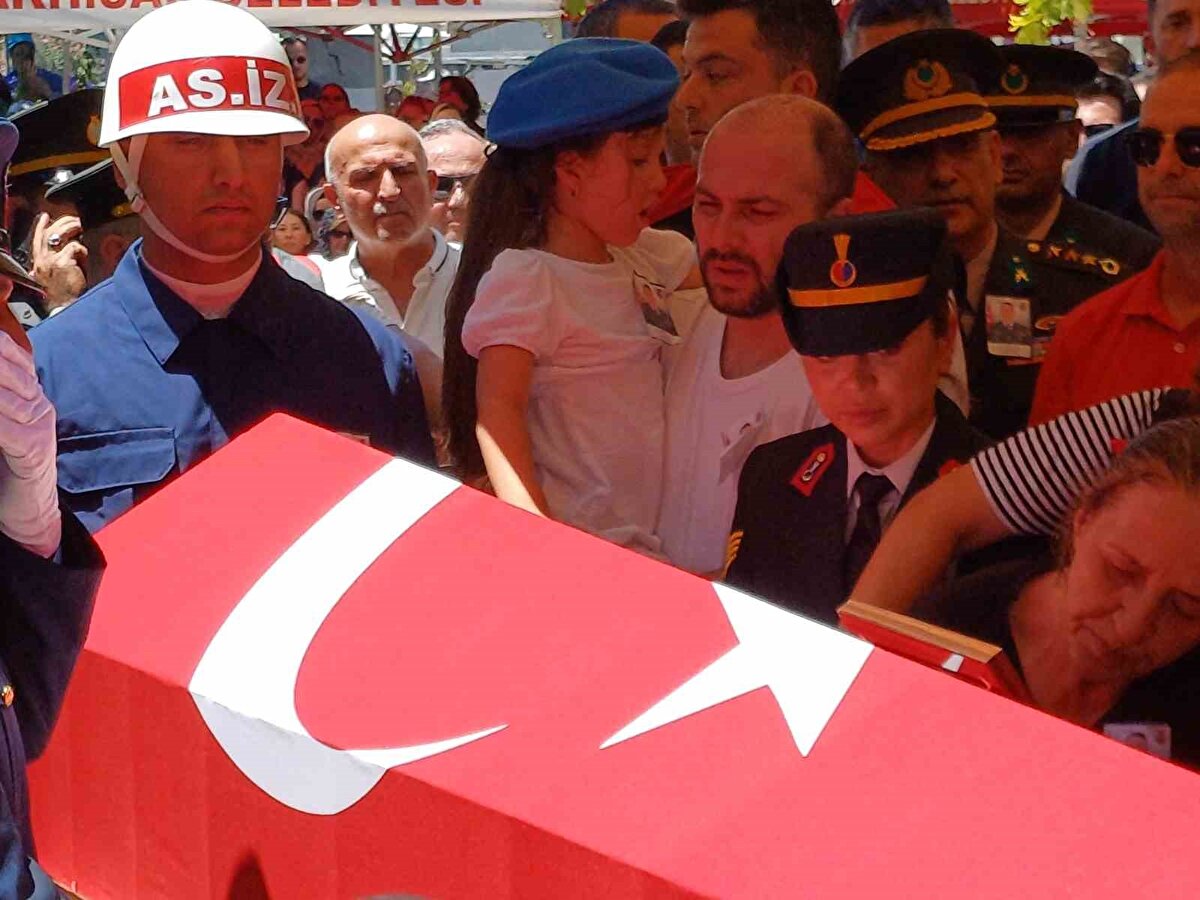 Şehidin annesi, babası, erkek kardeşi, eşi ve minik kızı tabuta sarılıp öperek gözyaşlarına boğuldu. Minik Deniz’in şehit babasının tabutuna bakışı ise yürekleri dağladı.