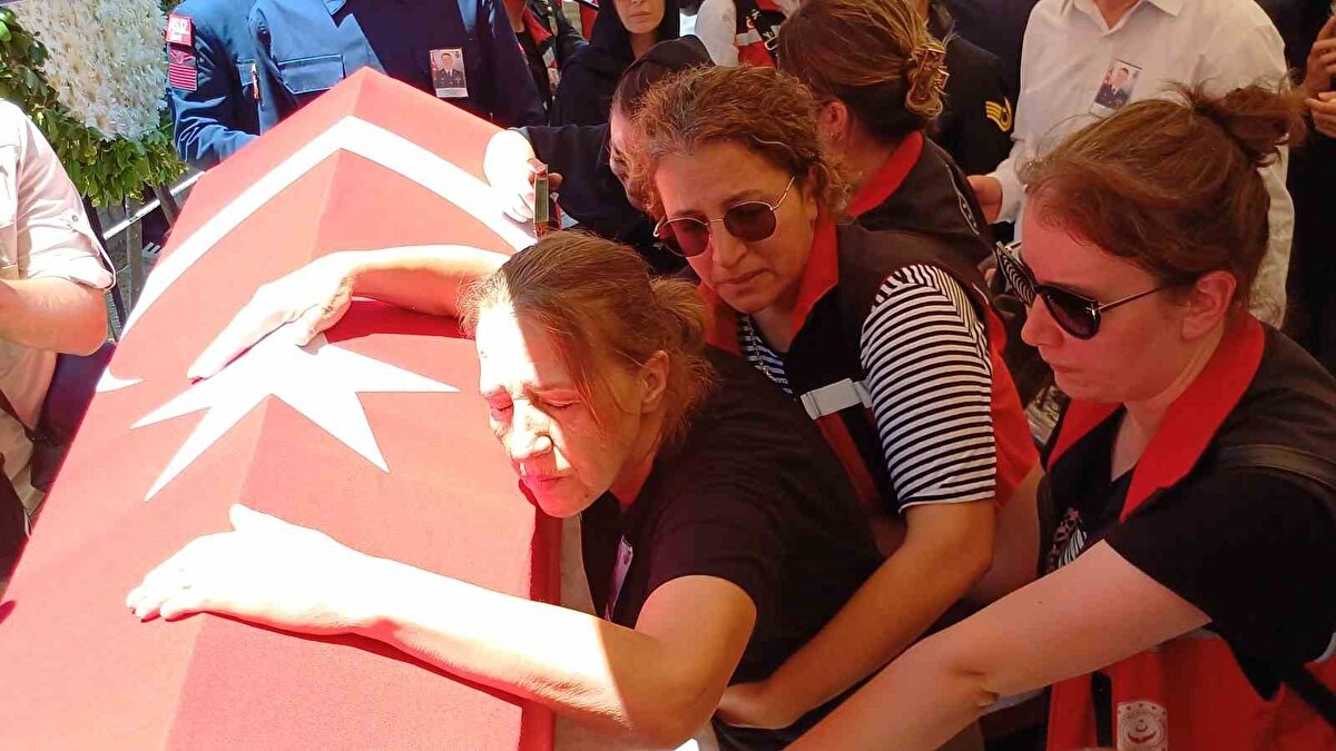 Manisa İl Müftüsü Şükrü Kabukçu tarafından kıldırılan cenaze namazının ardından cenaze aracına yerleştirilen şehidin naaşı, dualar ve tekbirlerle İzmir’in Seferihisar ilçesindeki şehitliğe defnedilmek üzere Akhisar’dan Seferhisar’a doğru yola çıktı.