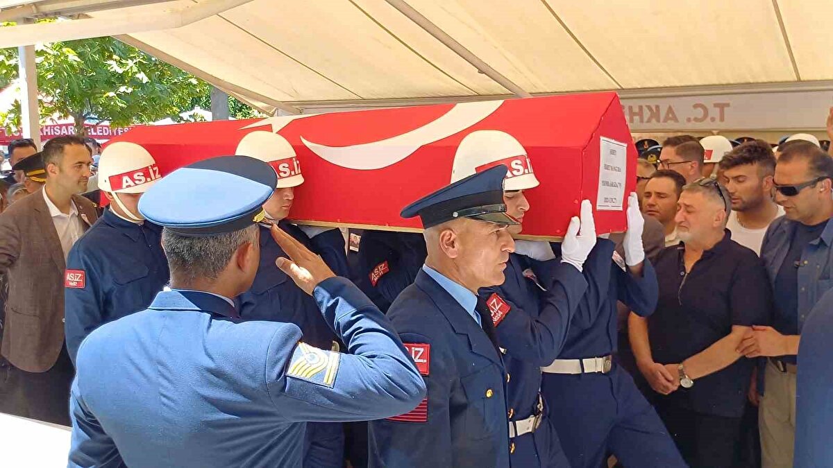 Manisa İl Müftüsü Şükrü Kabukçu tarafından kıldırılan cenaze namazının ardından cenaze aracına yerleştirilen şehidin naaşı, dualar ve tekbirlerle İzmir’in Seferihisar ilçesindeki şehitliğe defnedilmek üzere Akhisar’dan Seferhisar’a doğru yola çıktı.