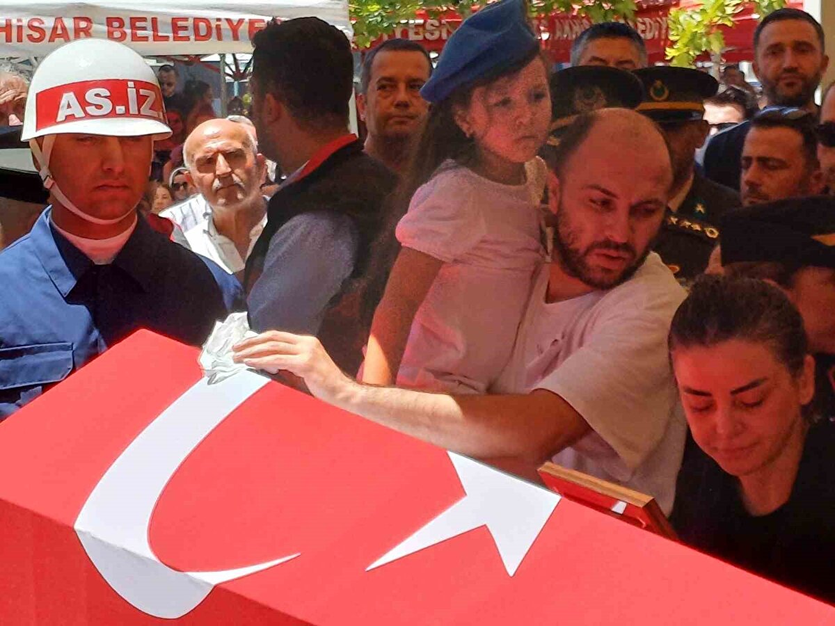 Melahat Türenç ile evli olan 37 yaşındaki şehit Fikret Mangura, 6 yaşında Deniz Ece isimli bir kız babasıydı.
