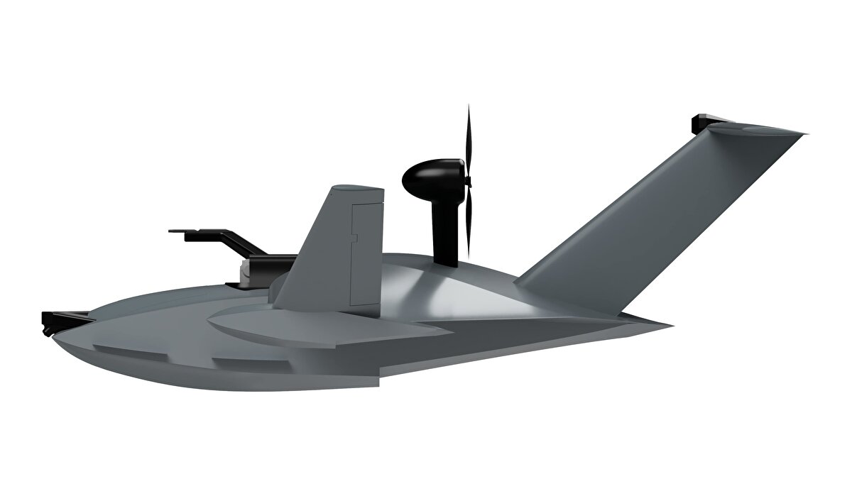 Yeni nesil uçuş kontrol birimi; gelişmiş PID yerine model-tabanlı ve yapay zeka destekli uçuş yazılımıyla donatıldı. Bu sayede 100 metreye kadar serbest uçuşta daha stabil irtifa tutuşu sağlanıyor.<br><br>Deniz testleri tamamlandıktan hemen sonra, Ekim 2026 itibarıyla seri üretim hattı devreye alınacak.<br><br>Üretim hattından çıkan ilk seri örneklerin Ocak 2027 sonunda kullanıcı birliklerine teslim edilmesi planlanıyor.<br><br>Eğitim, lojistik ve destek altyapısı kurulduktan sonra, sahada tam taktik angajman ve ISR görevlerine 2027 başında çıkması hedefleniyor.<br><br>Yonca Shipyard ile gövde montaj ve son kontrol süreçleri taslak takvime alındı. Malzeme tedarik ve kalite kontrol protokolleri oluşturuldu.