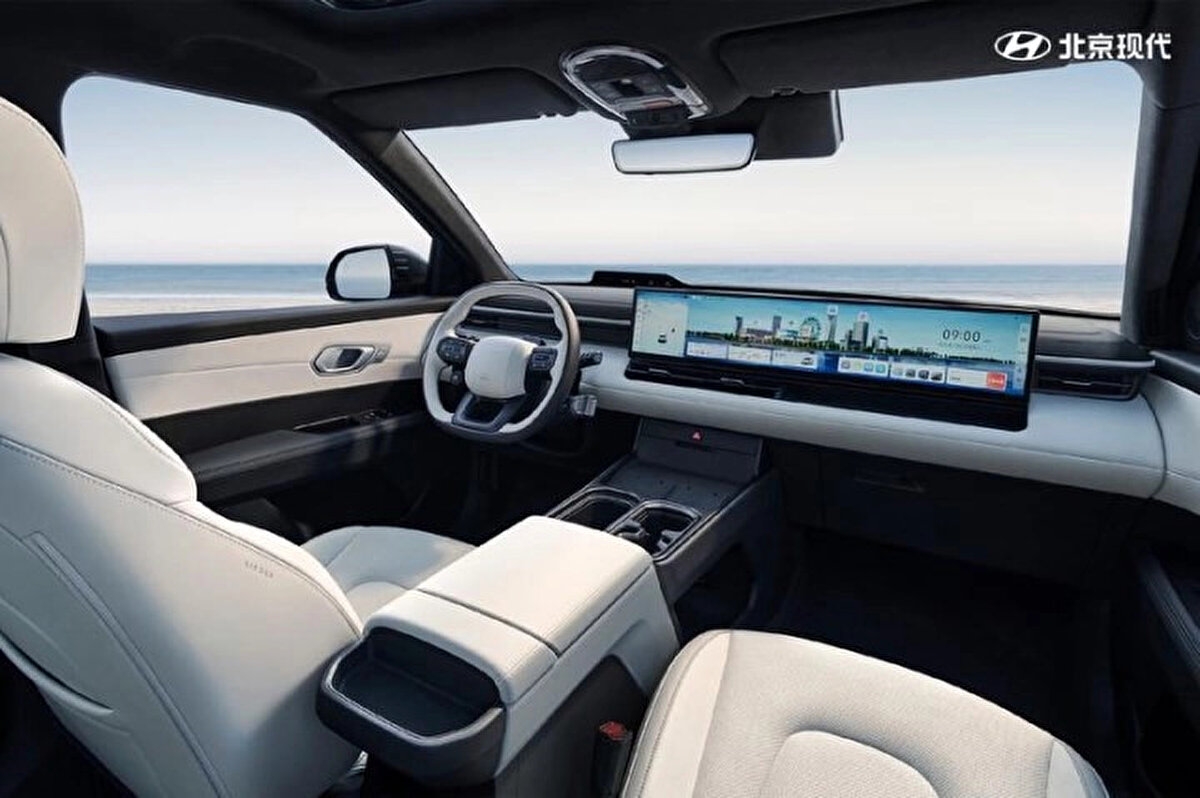 Hyundai Elexio’nun iç tasarımında, sürücü ve ön yolcu için ayrı ayrı konumlandırılmış iki kablosuz şarj ünitesi ve toplamda 29 farklı saklama alanı bulunuyor. Ayrıca direksiyon üzerinde yer alan kulakçıklar sayesinde sürücüler, rejeneratif frenleme modları arasında kolayca geçiş yapabiliyor.