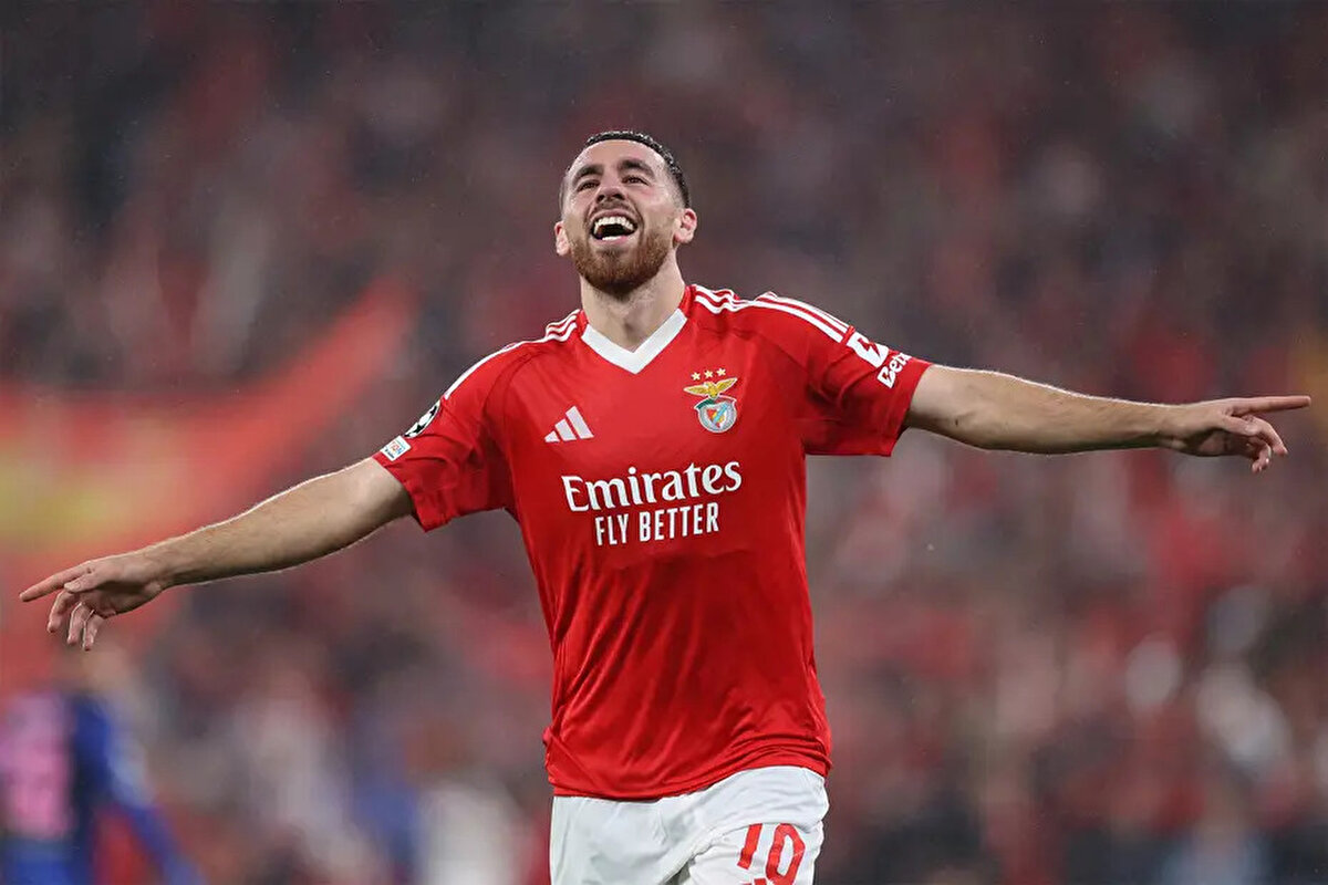 TRT Spor'da yer alan habere göre siyah-beyazlıların Benfica ile yaptığı transfer görüşmeleri olumlu yönde ilerliyor. Serdal Adalı'nın Benfica yöneticileriyle birebir görüştüğü ve transferde önemli bir aşama kaydedildiği belirtildi.<br>