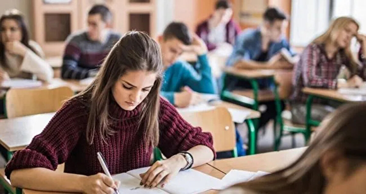 Eğitim Uzmanı İlhan Sevin ise 3+1 modelinin daha uygulanabilir olduğunu savunarak, 2+2 sisteminde birçok öğrencinin eğitimi bırakabileceği ve bu durumun uzun vadede eğitim kalitesini olumsuz etkileyebileceği uyarısında bulundu. Sevin, okul ortamının sadece akademik değil, aynı zamanda sosyal ve duygusal gelişim için de hayati önem taşıdığını vurguladı.