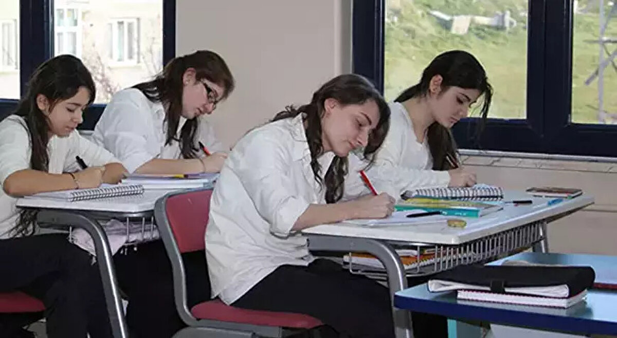 Lise eğitimi için yeni bir dönem kapıda olabilir<br><br>Milli Eğitim Bakanlığı, eğitim sendikaları ve diğer sosyal paydaşlar, 4+4+4 sisteminin özellikle son 4 yılını yeniden gözden geçirme çağrısı yapıyor. “2+2” ve “3+1” modelleri üzerine yoğunlaşan tartışmaların önümüzdeki süreçte resmi politika haline gelip gelmeyeceği merak konusu. Ancak gelen veriler, lise eğitiminin mevcut yapısıyla yoluna devam etmeyeceğini şimdiden ortaya koyuyor.