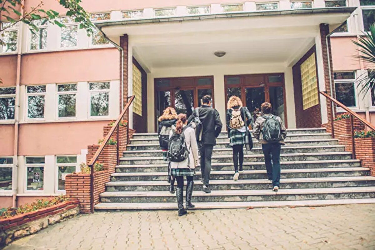 Beklentiler: Esnek, bireyselleştirilmiş ve modüler bir yapı<br><br>Katılımcıların çoğunluğu, lise eğitiminin bireyselleştirilmiş, modüler ve esnek bir yapıya kavuşturulması gerektiğini belirtti. Bu görüşe öğrencilerin %83,7’si, öğretmenlerin %77,1’i, yöneticilerin %72,9’u ve velilerin %65,5’i destek verdi.