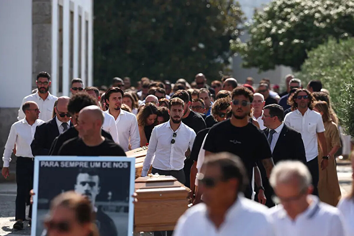 Öte yandan Record'un haberine göre; Liverpool önemli bir dayanışma örneği göstererek, Jota'nın kalan iki yıllık sözleşmesi için oyuncunun ailesine yaklaşık 16,8 milyon avroluk bir meblağ ödeyecek.<br>