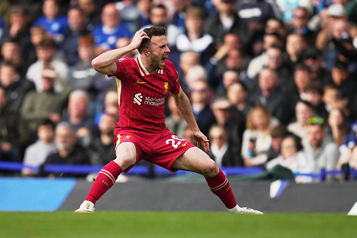 Liverpool'un yıldız futbolcusu Diogo Jota'nın, İspanya'da kardeşi Andre Silva ile birlikte geçirdiği trafik kazasındaki trajik ölümü futbol dünyasını şoke etti. Kazadan 10 gün önce 13 yıllık hayat arkadaşı ve 3 çocuğunun annesi Rute ile evlenen Jota'nın, ailesine bıraktığı miras ise gündem oldu.<br>