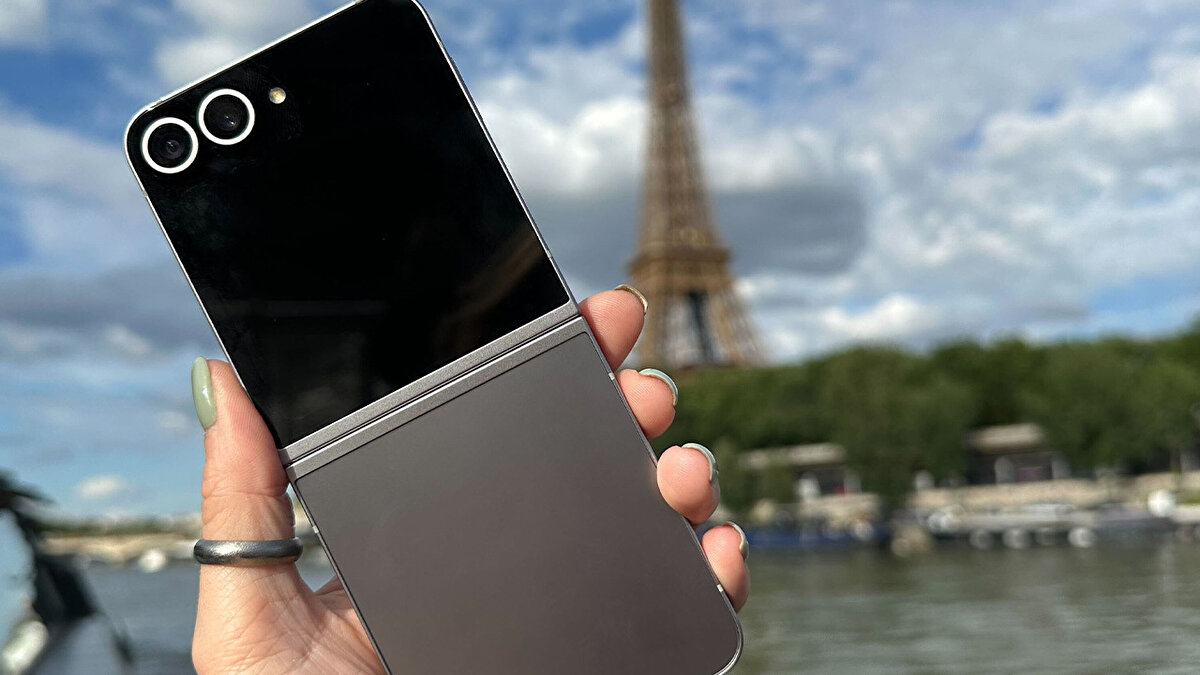 Kamera tarafında ise büyük bir yenilik beklentisi olan kullanıcılar için sürpriz yok. Galaxy Z Flip7, Galaxy Z Fold6 ile aynı kamera sistemine sahip olacak: 50 MP ana kamera, 12 MP ultra geniş açı kamera ve 10 MP selfie kamerası.<br><br>Samsung’un yapay zekâ destekli Galaxy AI teknolojileri de bu modelde yer alacak. Live Translate ve Circle to Search gibi gelişmiş AI özellikleri, günlük kullanımda büyük kolaylık sağlayacak.