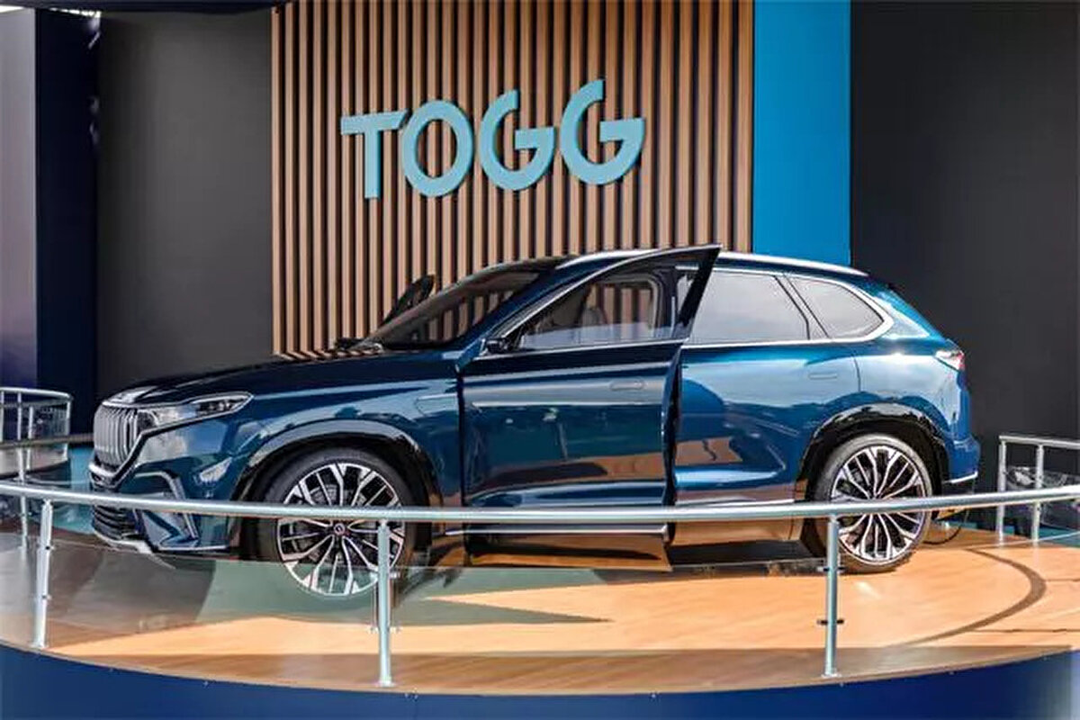 <br><br>Bu krediye alternatif olarak iki farklı kredi daha Togg kampanyasında araç alacak kişilere sunulmaktadır. Bunlardan ilki 6 ay vadeli, %0 faizli ve aylık ödemesi 83 bin 333 TL olan 500 bin TL’lik kredidir.<br>