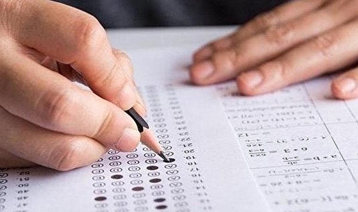 Yeşil: Öğrencinin kendi kayıt bölgesinde bulunan okulları ifade eder. Bu okullar, yerleştirme sürecinde öncelikli kabul edilir.<br><br>Mavi: Öğrencinin komşu kayıt alanındaki okulları temsil eder. Bu okullara yerleşmek mümkündür ancak kayıt bölgesindeki okullara göre ikinci plandadır.<br><br>Kırmızı: Öğrencinin kendi kayıt bölgesi dışında kalan okulları gösterir. Bu okullar yerleştirme önceliği açısından en son sıradadır ve kontenjan doluluğuna bağlı olarak yerleşme şansı düşebilir.<br><br>Bu renk sistemi sayesinde öğrenciler ve veliler, yerleştirme sürecindeki öncelikleri daha net görebilir ve daha stratejik tercihlerde bulunabilir.