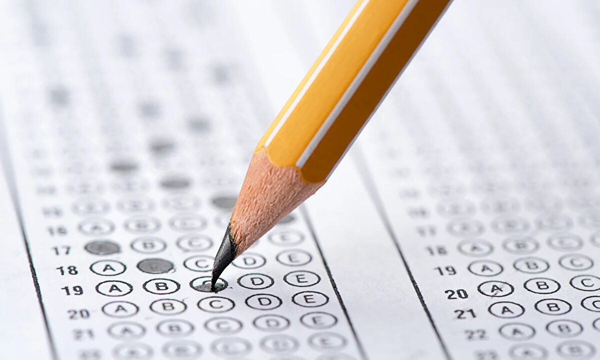 Öğrenciler mümkünse tercih döneminde okul rehberlik servislerinden destek almalı.<br><br>LGS tercih süreci, öğrencilerin geleceğini şekillendiren en önemli adımlardan biri. Bu süreçte doğru bilgiye ulaşmak ve bilinçli tercihler yapmak büyük önem taşıyor. 2025 LGS taban puanları ve yüzdelik dilimleri açıklandığında tercihler daha net bir şekilde yapılabilecek. Tercih ekranındaki renkler ise, doğru okul seçimi için yol gösterici olacak. Hayalini kurduğunuz liseye bir adım daha yaklaşmak için tercihlerinizi dikkatli ve bilinçli bir şekilde oluşturmayı unutmayın.