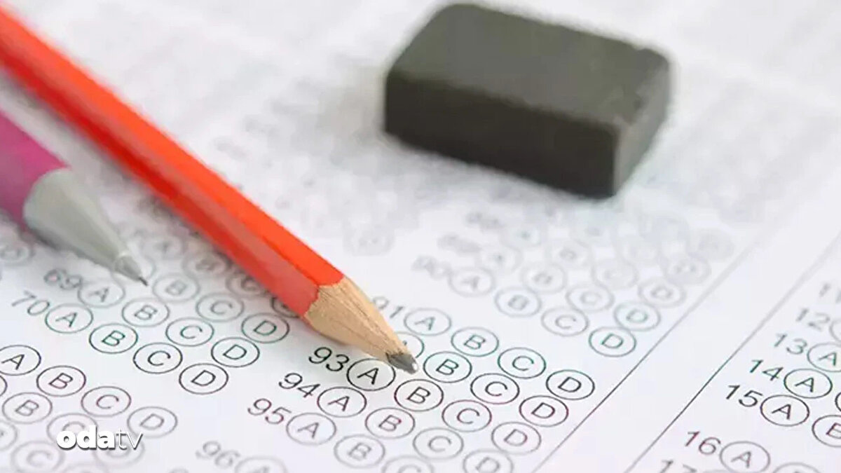 Liselere Geçiş Sistemi (LGS) kapsamında 15 Haziran 2025’te gerçekleştirilen sınavın ardından öğrenciler ve veliler, tercih dönemi için hazırlıklarını sürdürüyor. Milli Eğitim Bakanlığı (MEB) tarafından 11 Temmuz’da açıklanması beklenen LGS sonuçları öncesinde, adaylar en iyi lise tercihini yapabilmek için araştırmalarını yoğunlaştırdı. Özellikle taban puanlar, yüzdelik dilimler, tercih hakkı sayısı ve tercih ekranındaki renk kodlarının anlamı en çok merak edilen konular arasında yer alıyor. 2025 yılına ait lise taban puanları henüz açıklanmamış olsa da, adaylar geçen yılın verilerini referans alarak tercih listelerini şekillendirmeye başladı. İstanbul, Ankara ve İzmir gibi büyük şehirlerdeki popüler liselerin taban puanları, bu yıl da yoğun ilgi görüyor. Öte yandan tercih ekranında yer alan yeşil, mavi ve kırmızı renkler ise okulun adayın yerleşim bölgesine göre konumunu belirlemeye yardımcı oluyor. Bu süreçte doğru ve bilinçli tercih yapmak, öğrencilerin istedikleri liseye yerleşmeleri açısından büyük önem taşıyor. Bu kapsamda, LGS 2025 tercih süreciyle ilgili tüm merak edilenleri sizler için derledik.