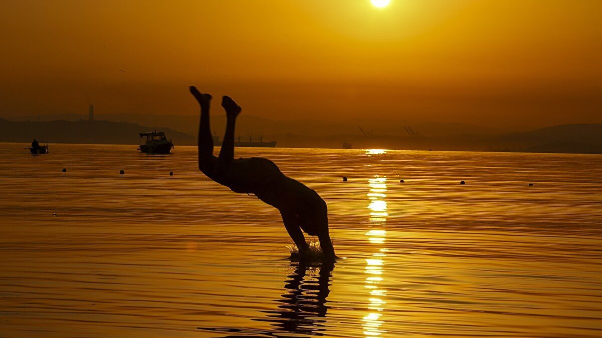 GÜNEYDOĞU ANADOLU<br><br>Az bulutlu ve açık geçeceği tahmin ediliyor.<br><br>DİYARBAKIR °C, 42°C<br>Az bulutlu ve açık<br><br>GAZİANTEP °C, 39°C<br>Az bulutlu ve açık<br><br>MARDİN °C, 37°C<br>Az bulutlu ve açık<br><br>SİİRT °C, 38°C<br>Az bulutlu ve açık