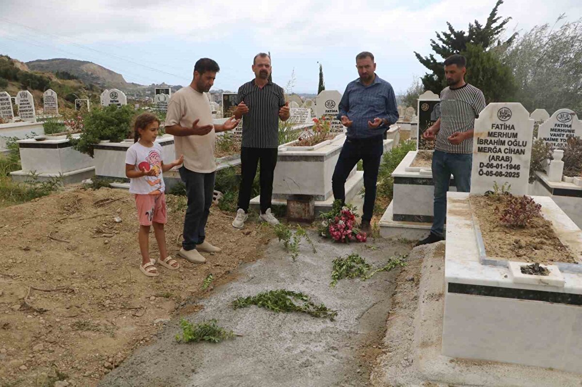 Eşinin akşam saatlerinde boğaz ağrısı şikayetiyle Samandağ ilçe Devlet Hastanesi’ne gittiği söyleyen Ekrem Cihan, "Saat 18.00 sıralarında eşimin boğazı ağrıdığı için annesi ve kuzeniyle birlikte Samandağ Devlet Hastanesi’ne hastaneye gittiler. Muayene olup, iğne vurdular ve 5 dakika sonra hastanenin bahçesinde kalbi durdu. Ardından da yapılan müdahaleyle kalbi çalıştı. Saat 19.00’dan gece 03.00’a kadar devlet hastanesinde kaldık. Yoğun bakımda yer bulamadık, Reyhanlı’da bulunan özel hastaneye götürdük.