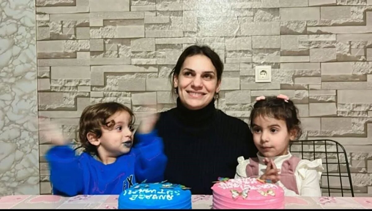 Samandağ ilçesinde yaşayan 3 çocuk annesi 37 yaşındaki Sevcan Cihan, boğaz ağrısı şikayetiyle ilçe devlet hastanesinin yolunu tuttu. Annesi ve kuzeniyle birlikte hastaneye giden kadına muayene esnasında iddiaya göre iğne yapıldı. Cihan’ın yapılan iğnenin ardından duran kalbi müdahaleyle yeniden çalıştırıldı. Aynı gece Reyhanlı ilçesindeki özel bir hastaneye sevk edilen Cihan, 55 gün süren yaşam mücadelesini kaybetti. Genç kadın, Çöğürlü Mahallesi’nde kılınan cenaze namazının ardından mahalle mezarlığına defnedildi.