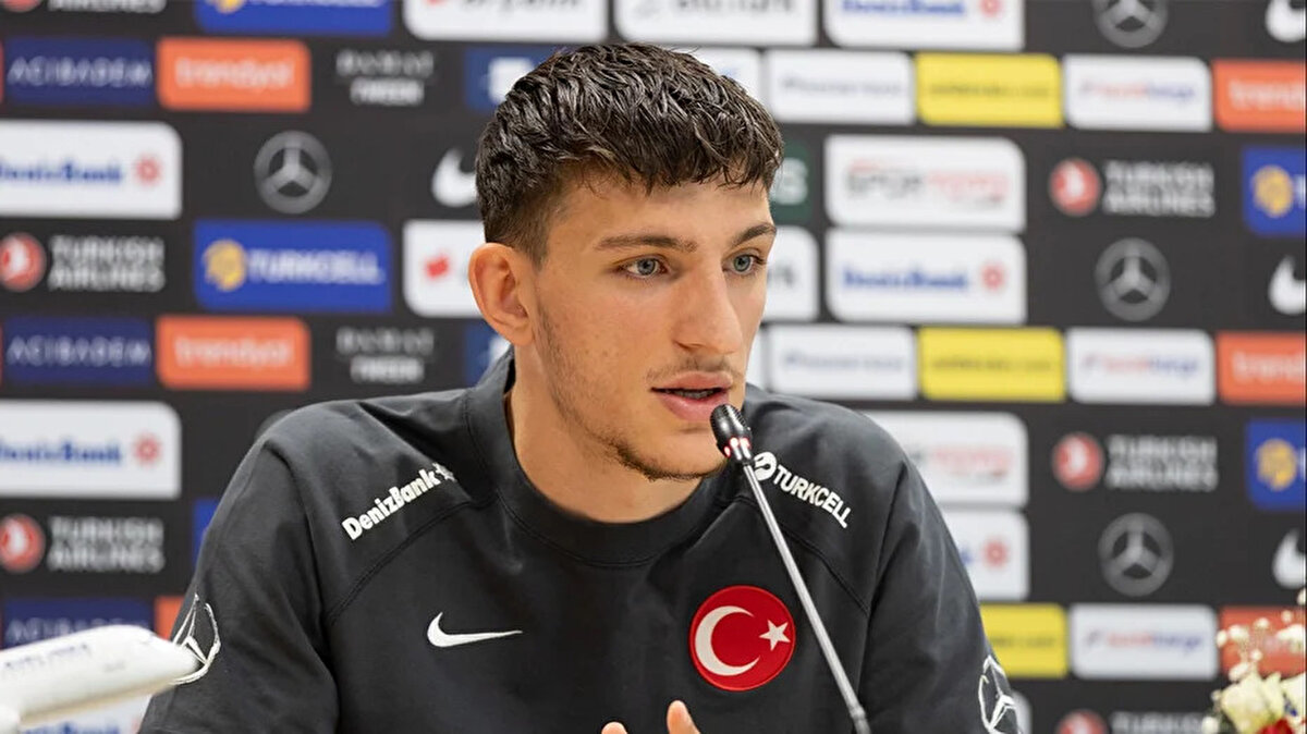 Haber detayında, Ahmetcan Kaplan'ın Ajax'ın ayrılık listesinde bulunduğu vurgulanarak, milli futbolcuyla Galatasaray'ın ilgilendiği kaydedildi.<br>