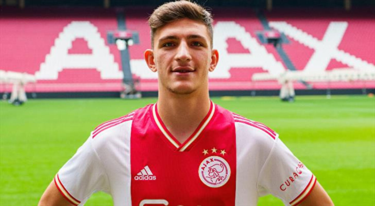 Haber detayında, Ahmetcan Kaplan'ın Ajax'ın ayrılık listesinde bulunduğu vurgulanarak, milli futbolcuyla Galatasaray'ın ilgilendiği kaydedildi.<br>